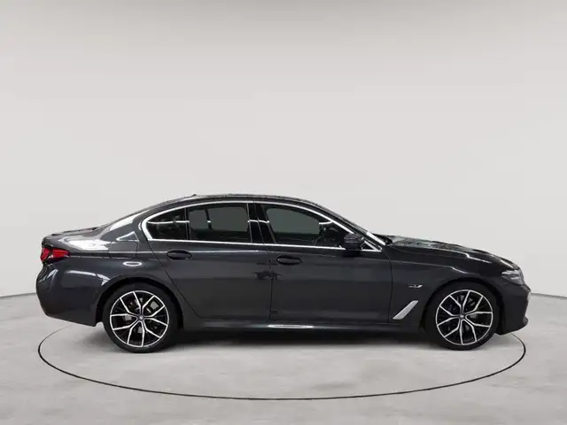 BMW 5 Series view 3