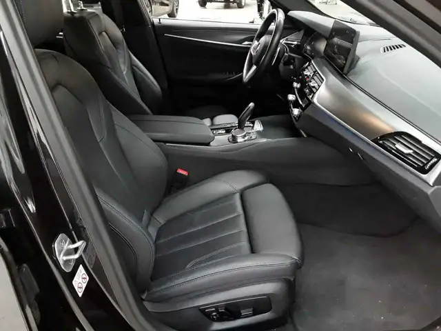 BMW 5 Series view 8