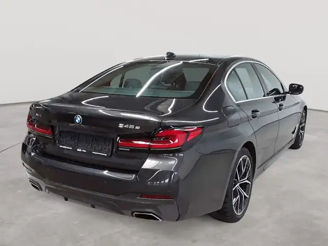BMW 5 Series view 4