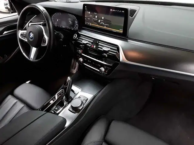 BMW 5 Series view 9