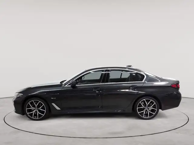 BMW 5 Series view 6