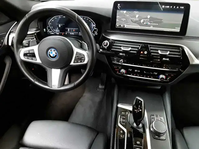 BMW 5 Series view 10