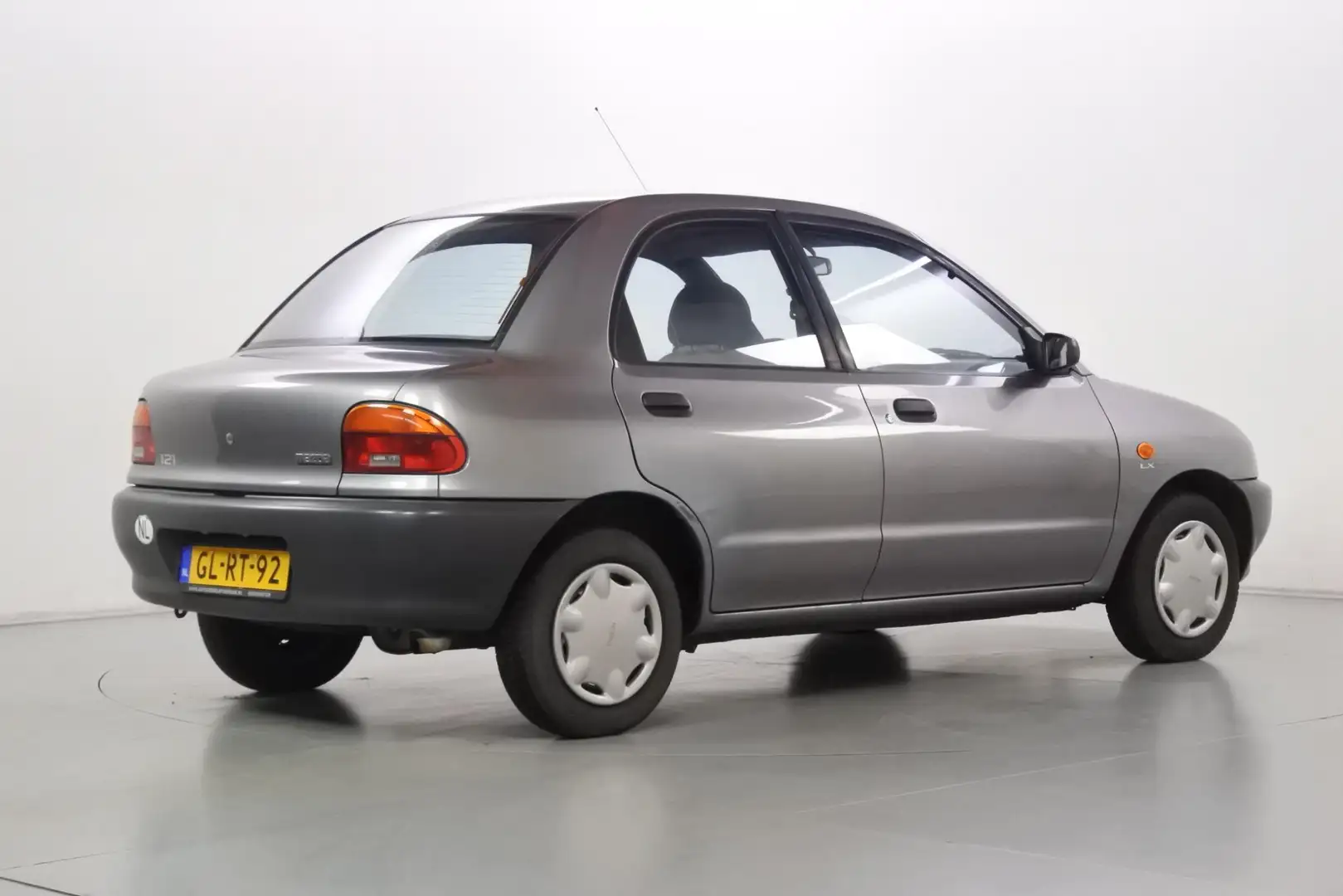 Mazda 121 1.3i LX Gris - 2