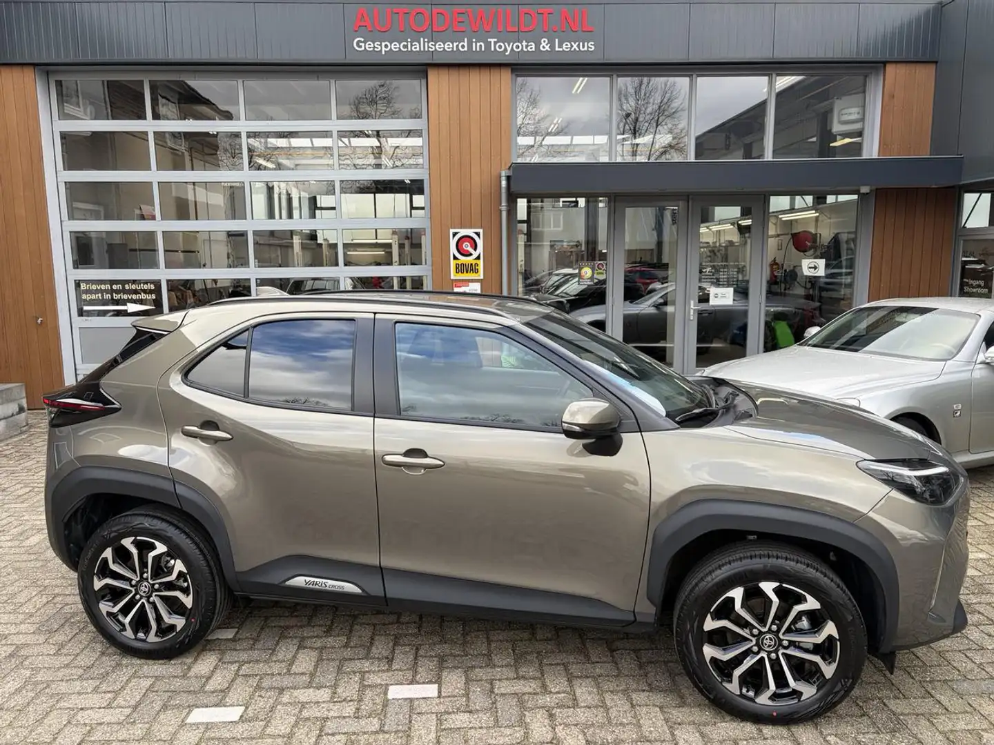 Toyota Yaris Cross 1.5 Hybrid 115 Style A/T + FABRIEKSGARANTIE Grün - 1