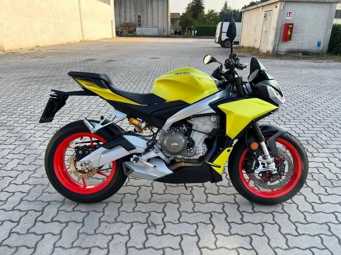 Aprilia Tuono 660 Giallo - 2