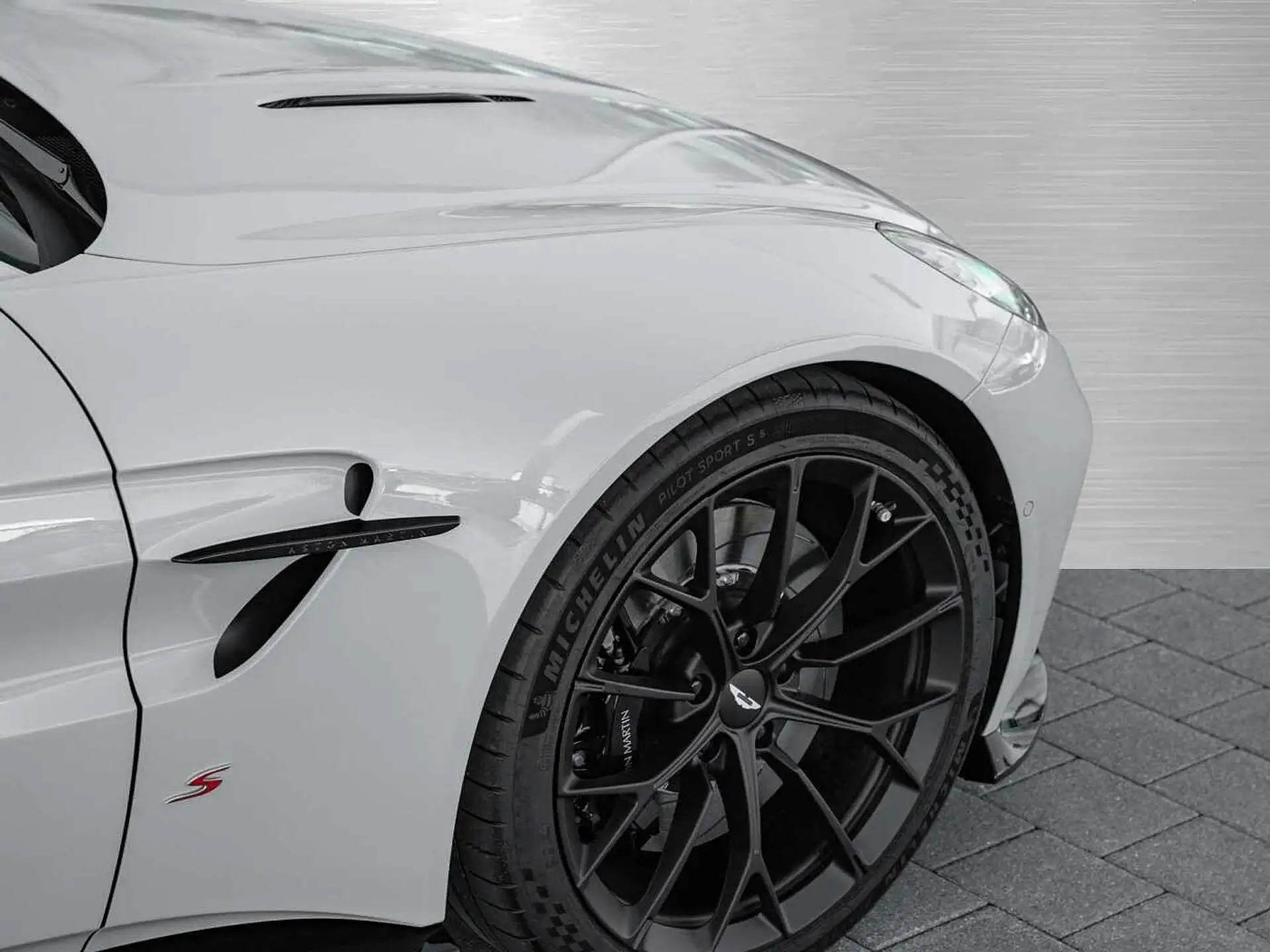 애스턴마틴 밴티지 V8 Coupe 2026 화이트 사진 6