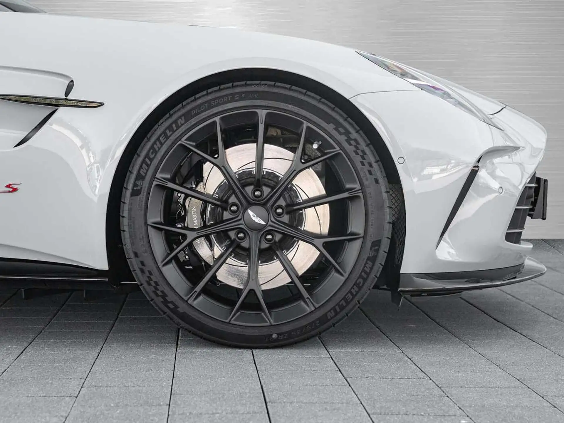 애스턴마틴 밴티지 V8 Coupe 2026 화이트 사진 3