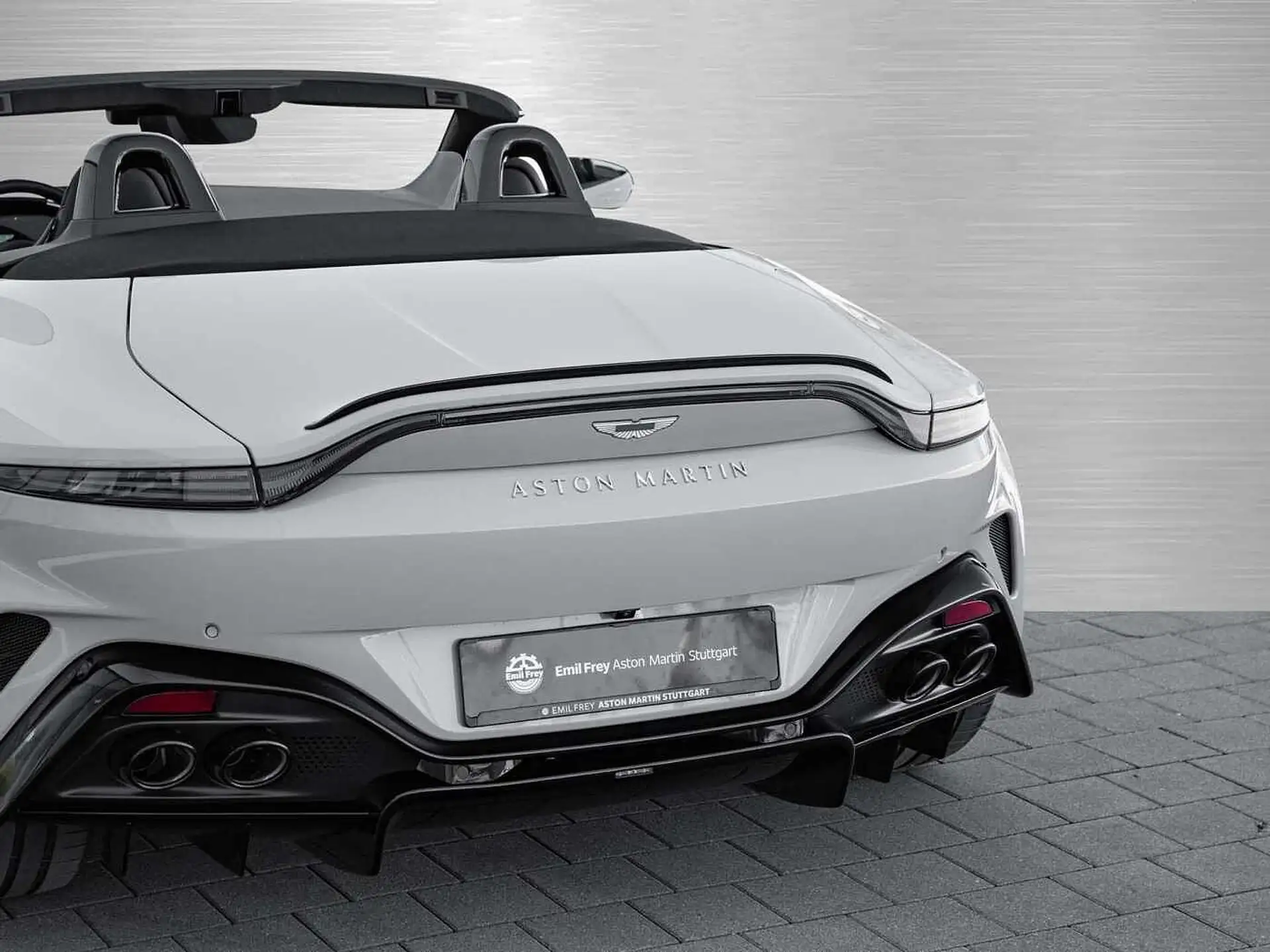 애스턴마틴 밴티지 V8 Coupe 2026 화이트 사진 5