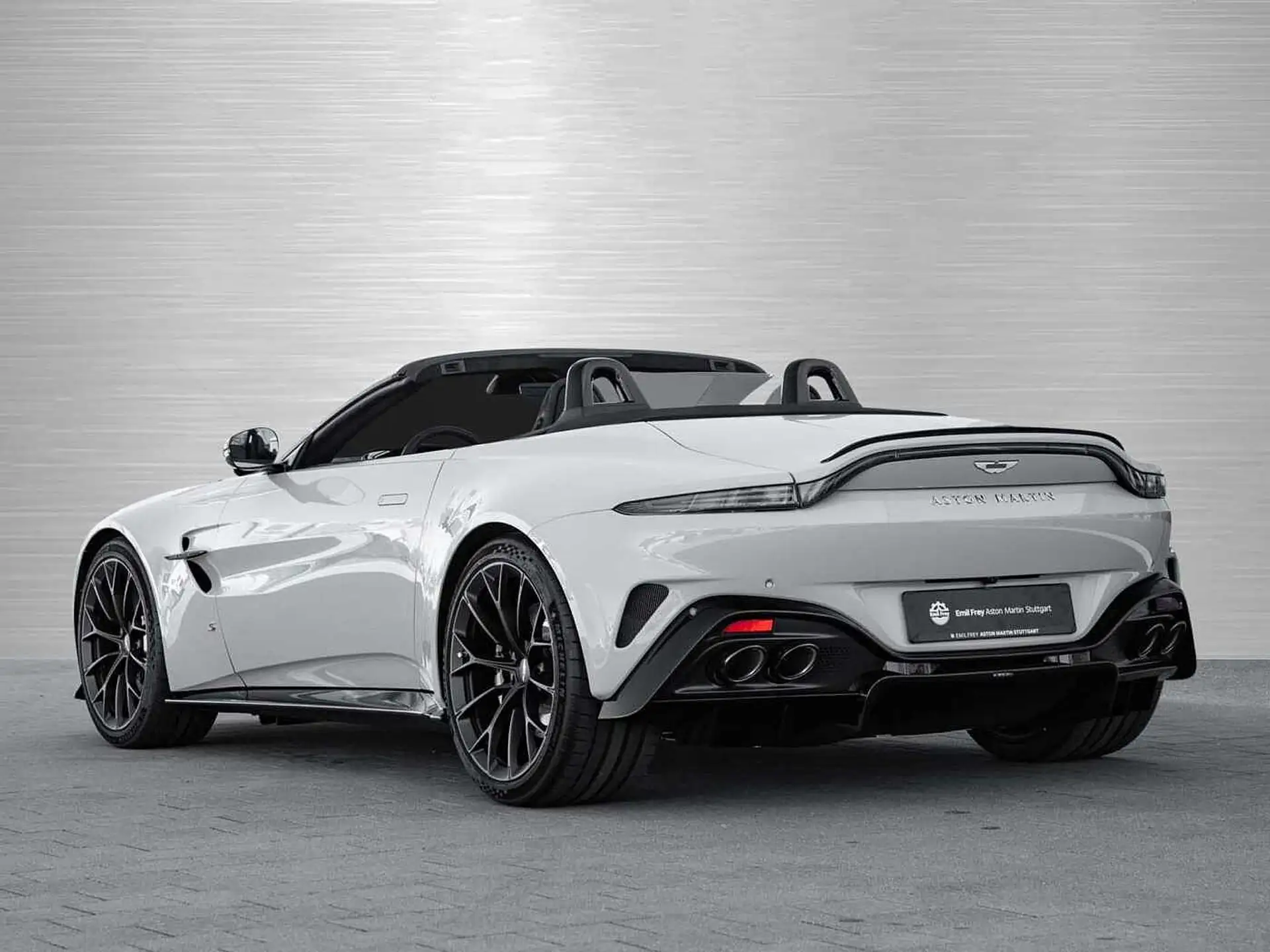 애스턴마틴 밴티지 V8 Coupe 2026 화이트 사진 2