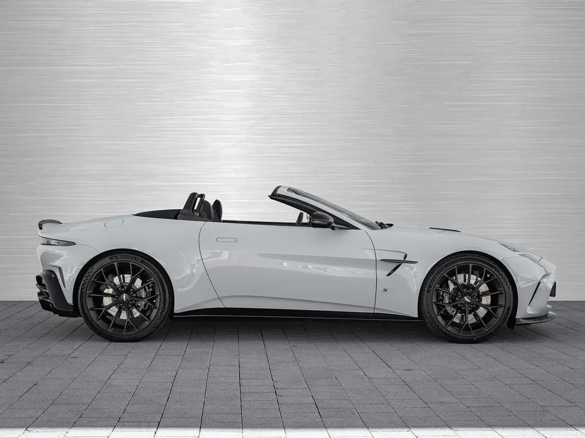 애스턴마틴 밴티지 V8 Coupe 2026 화이트 사진 7
