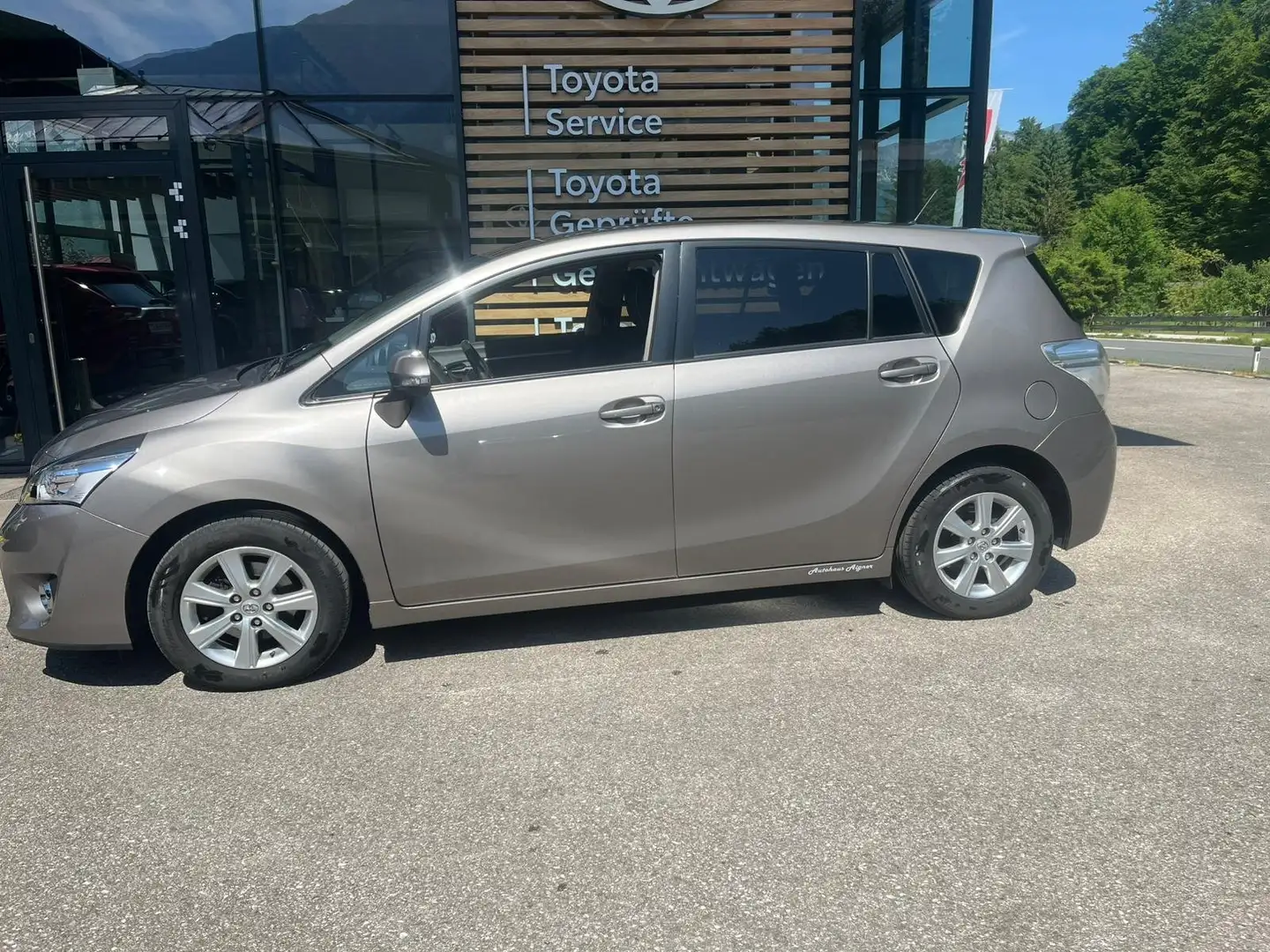 Toyota Verso 1,6 D-4D Active Grau - 1
