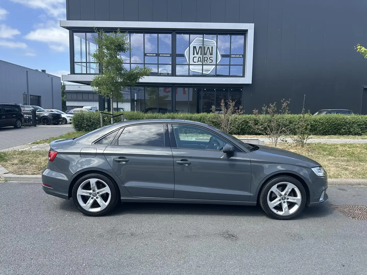 Audi A3 Limousine 1.0 TFSI Sport Line Plus Grijs - 2