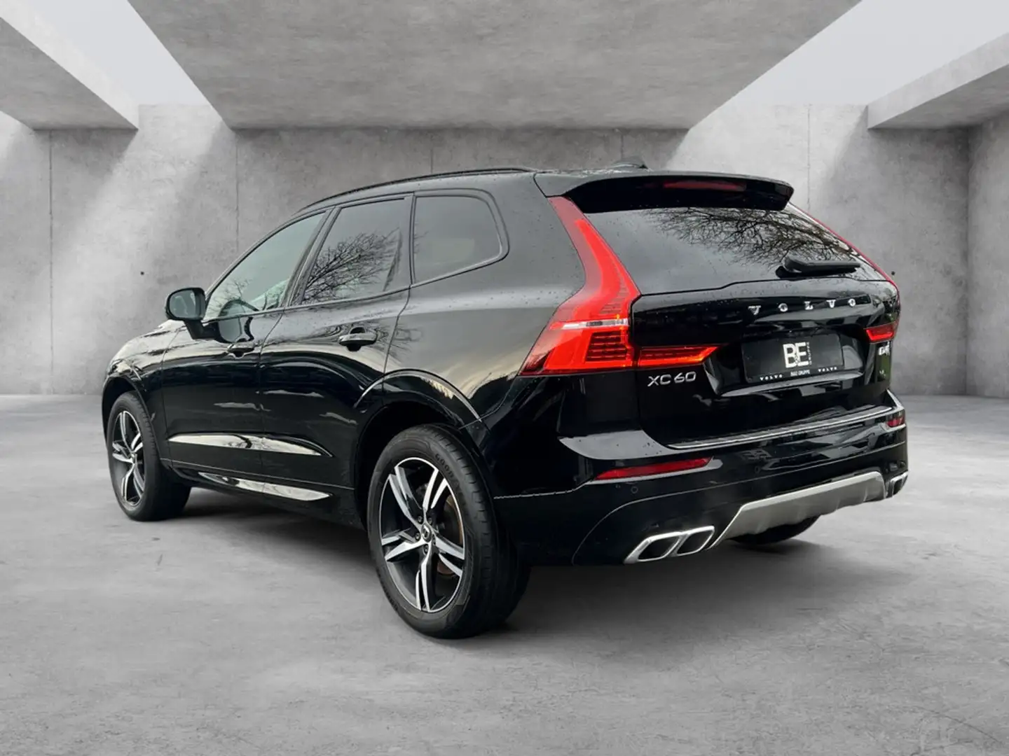 Volvo XC60 D4 R Design AHK HUD STANDHEIZUNG Schwarz - 2