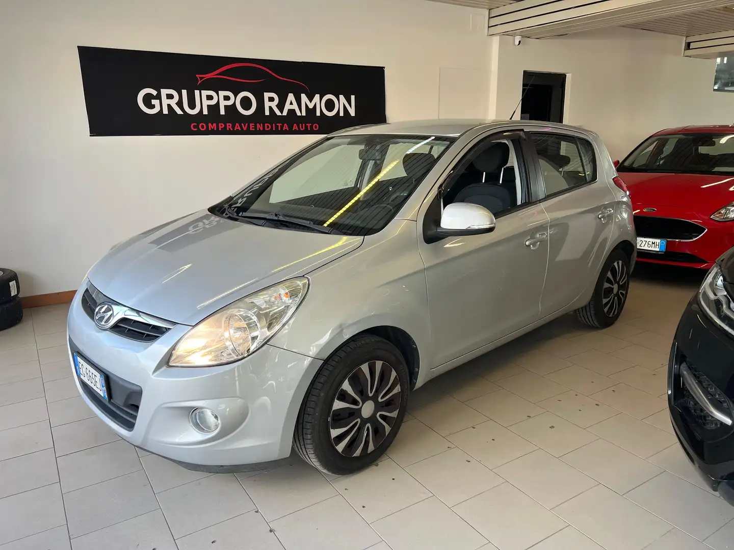 Hyundai i20 i20 I 2009 5p 1.4 crdi Comfort FL Gris - 1