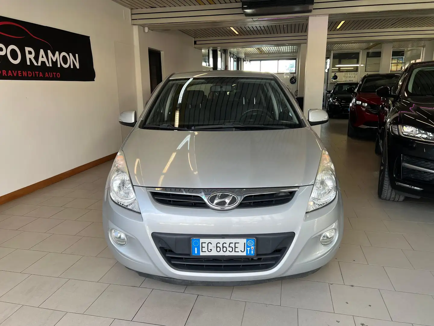 Hyundai i20 i20 I 2009 5p 1.4 crdi Comfort FL Gris - 2