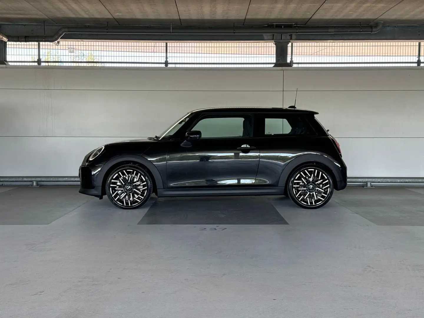 MINI Cooper 3-deurs 1.5 Cooper C Favoured S MINI Cooper 3-deur Zwart - 2