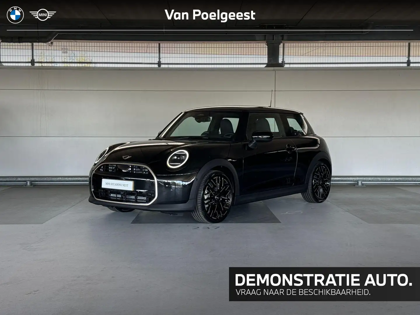 MINI Cooper 3-deurs 1.5 Cooper C Favoured S MINI Cooper 3-deur Zwart - 1