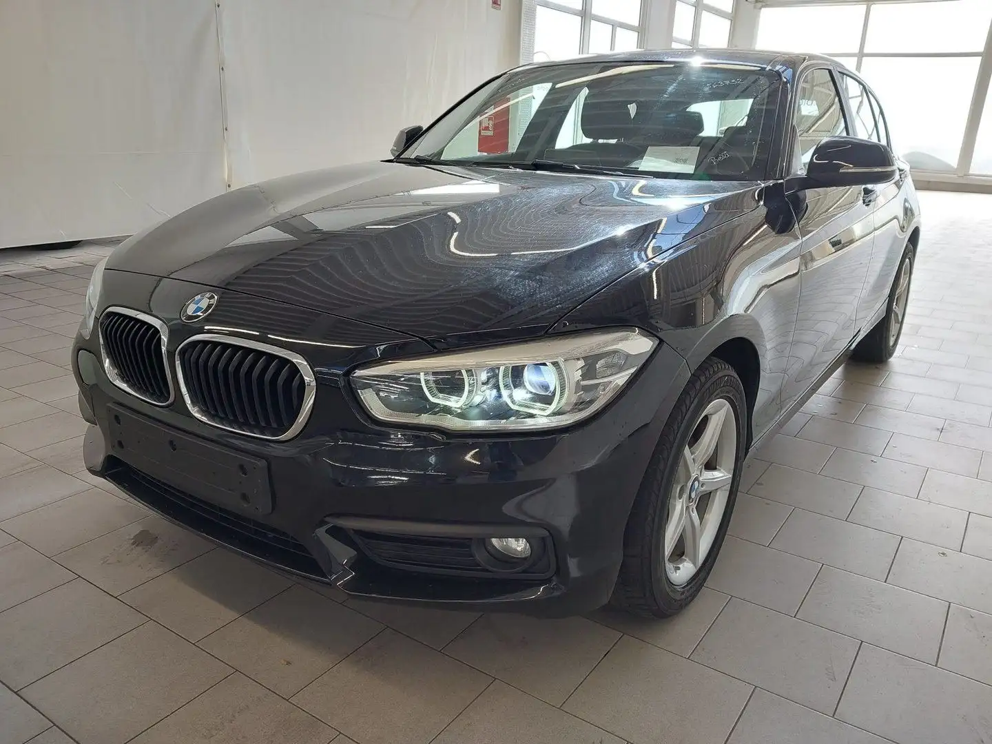 BMW 116 Baureihe 1 Lim. 5-trg. 116 i Advantage Schwarz - 1