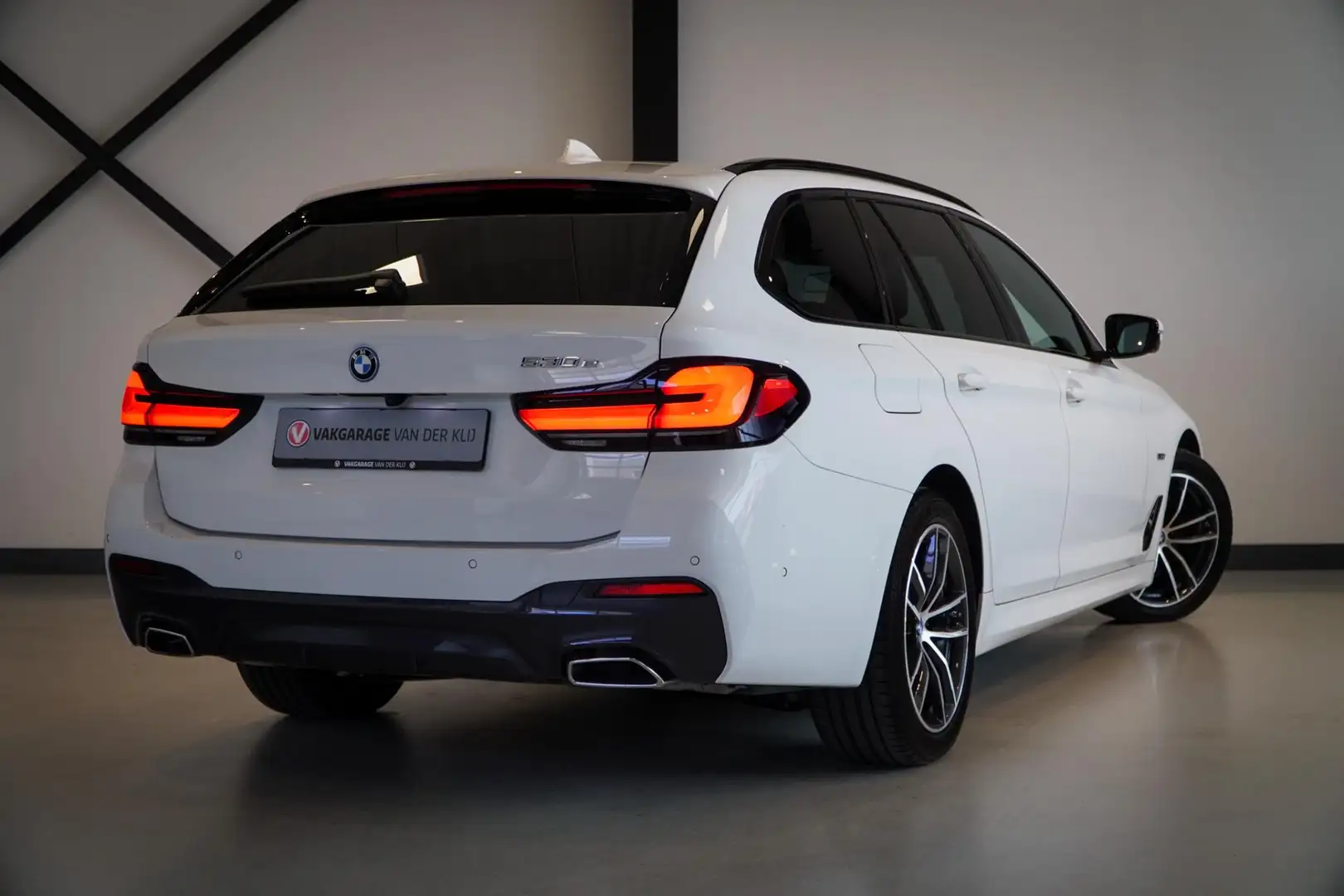 BMW 530 5-serie Touring 530e M-Sport | Panorama | Laser | Weiß - 2