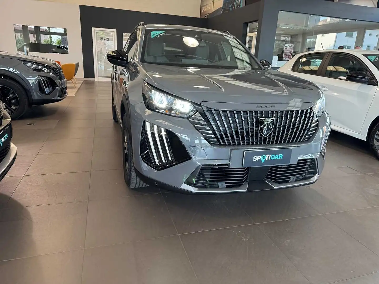 Peugeot 2008 Allure Hybrid 145 e-DCS6 KM0! Gris - 2