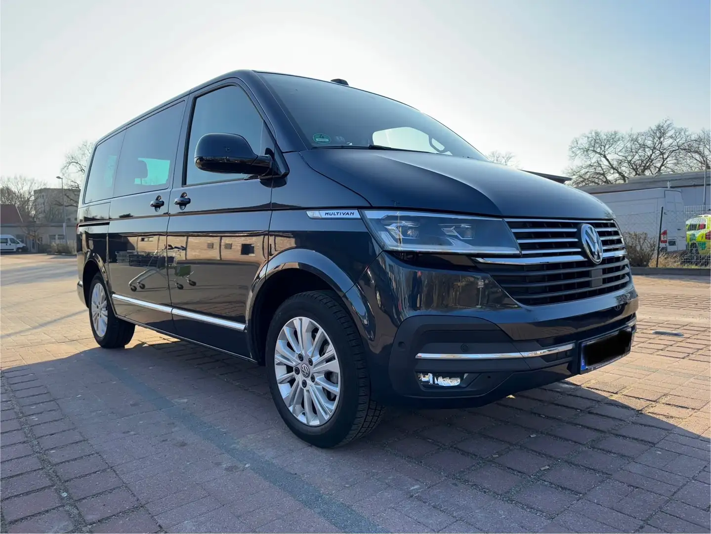 Volkswagen T6.1 Multivan Multivan T6.1 Kurz DSG Highline Blauw - 1