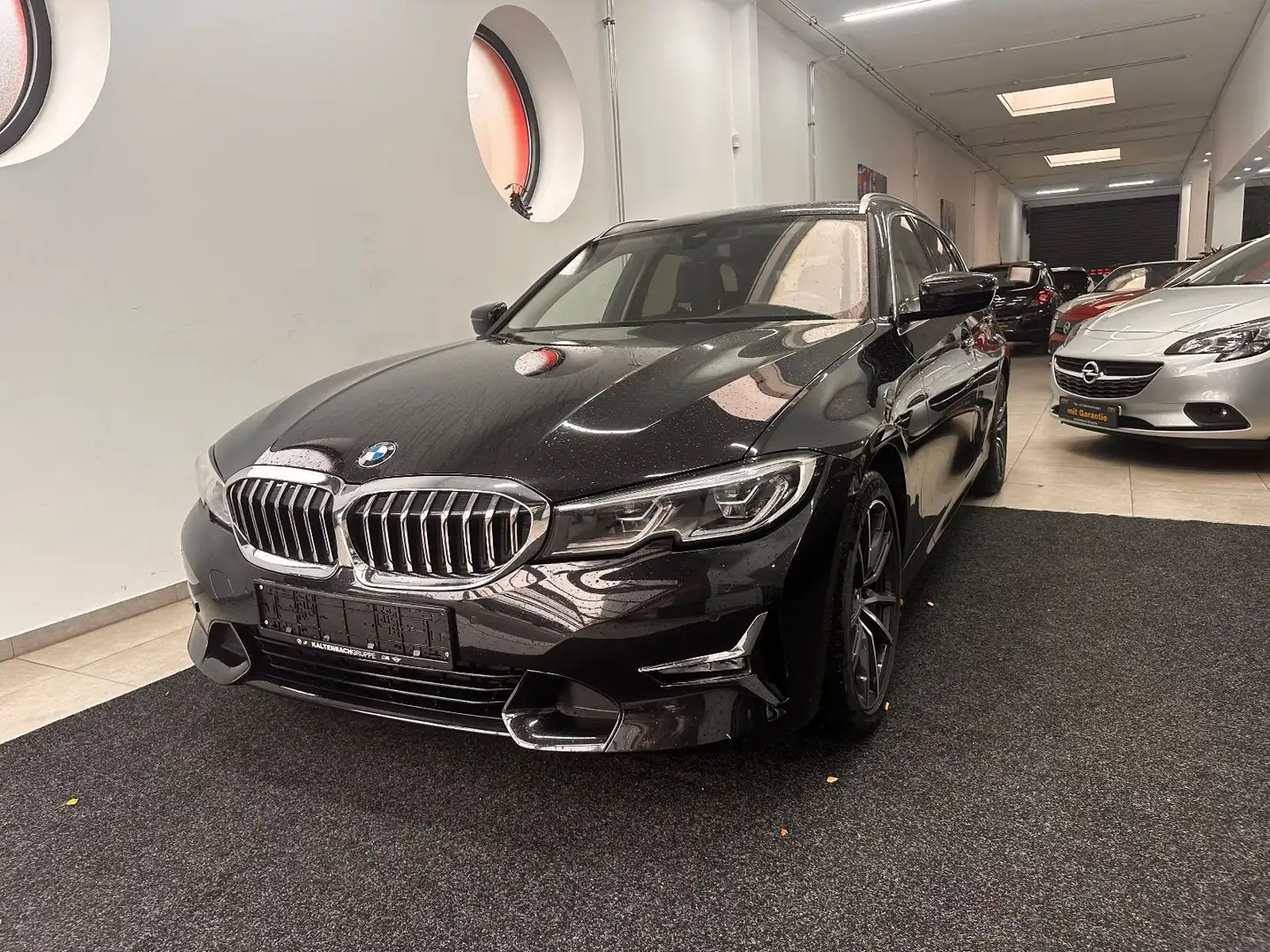 BMW 320 Baureihe 3 Touring 320 d xDrive Luxury Line Schwarz - 1