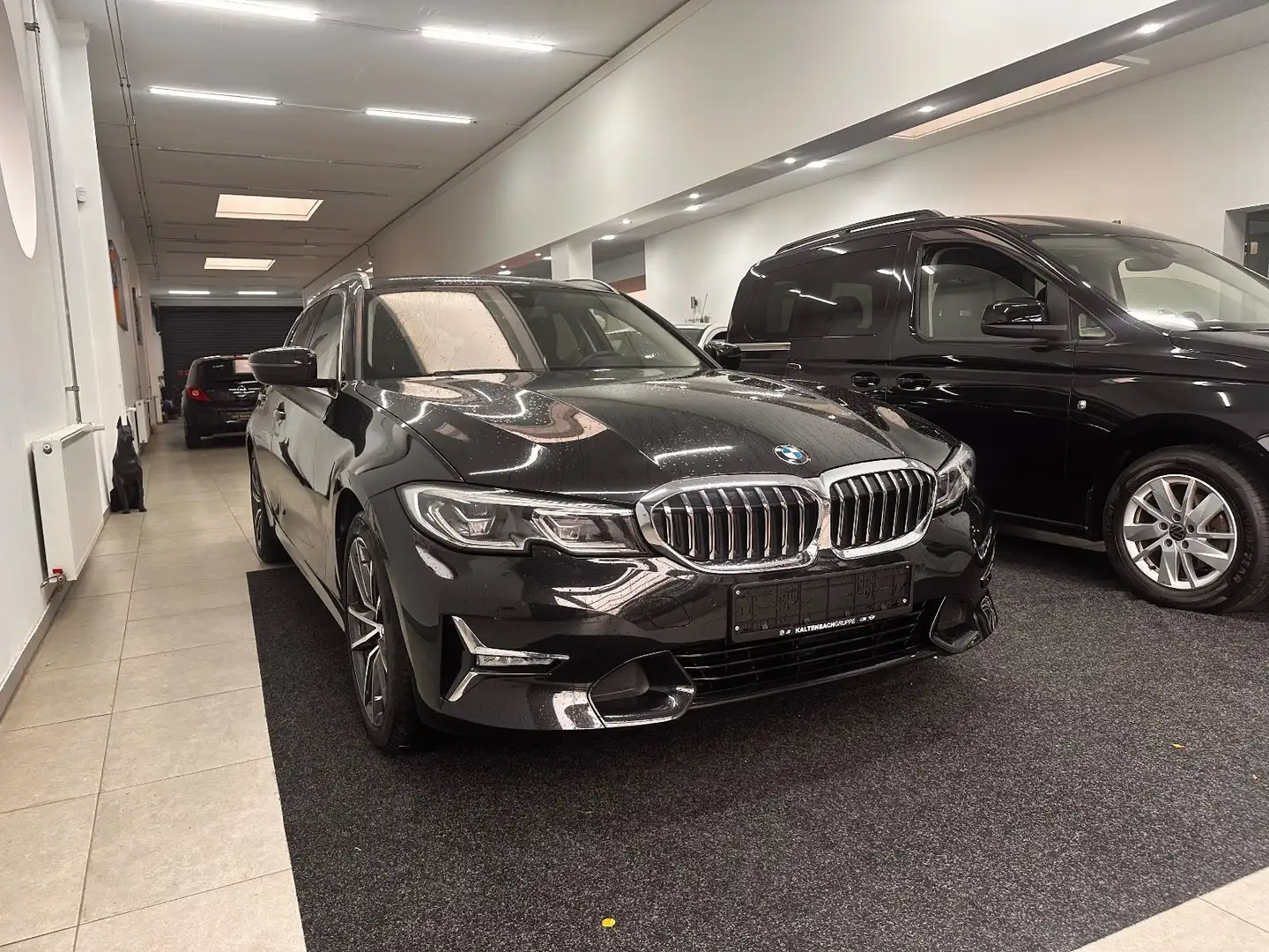 BMW 320 Baureihe 3 Touring 320 d xDrive Luxury Line Schwarz - 2