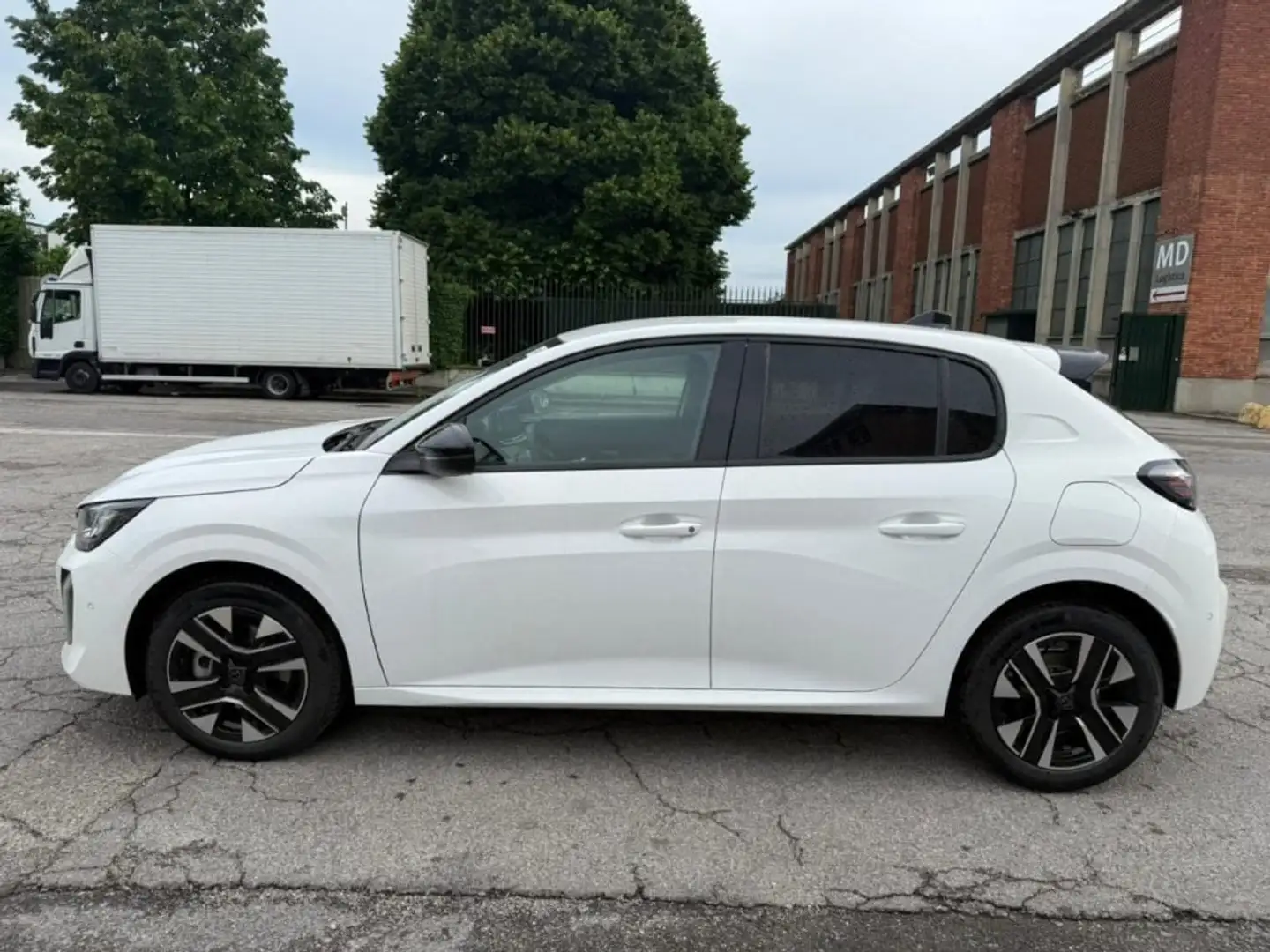 Peugeot 208 Hybrid 110 e-DCS6 Allure+Vision & Navigation Pack Bianco - 2