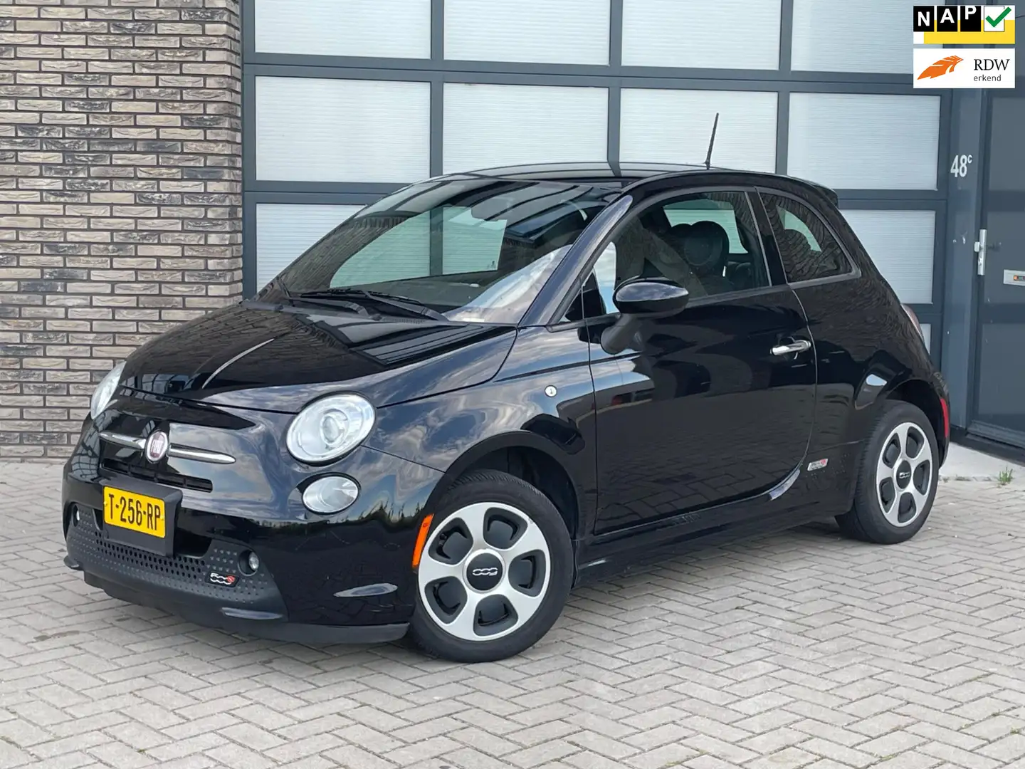 Fiat 500e 24kwh | Nieuwe APK | Leder | Climate Control | Sto Zwart - 1