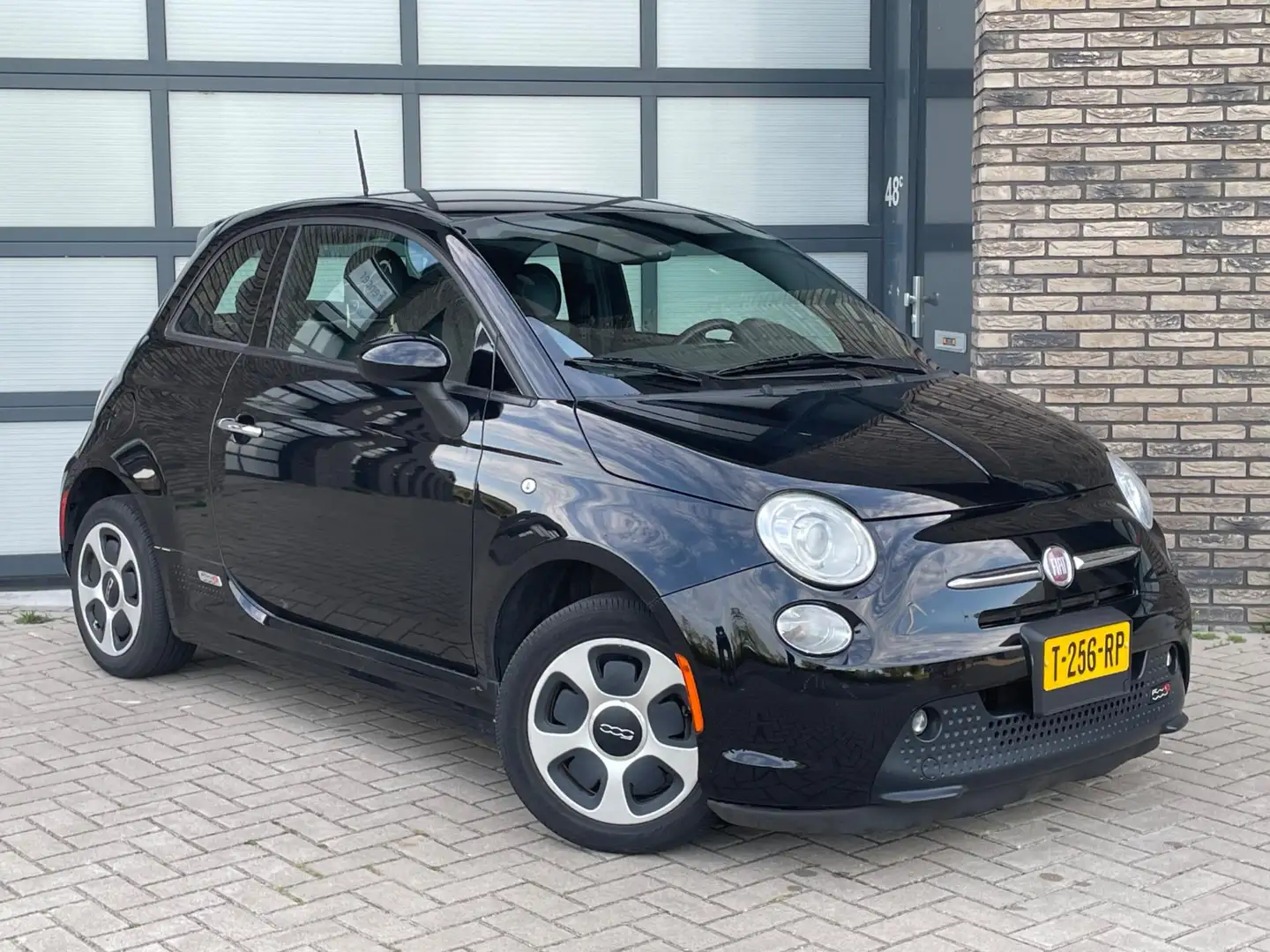 Fiat 500e 24kwh | Nieuwe APK | Leder | Climate Control | Sto Zwart - 2
