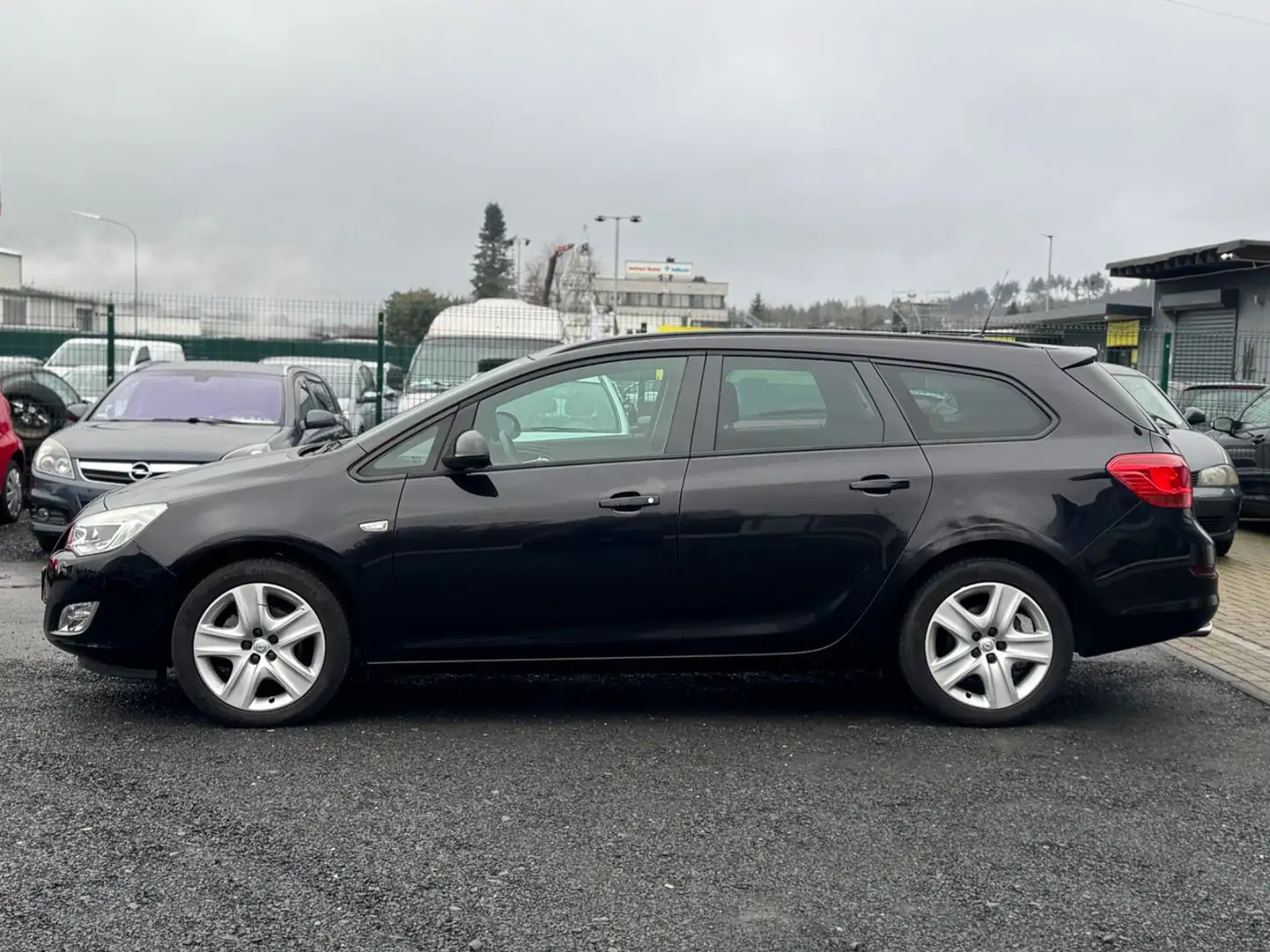 Opel Astra J Sports Tourer Design Edition Schwarz - 2