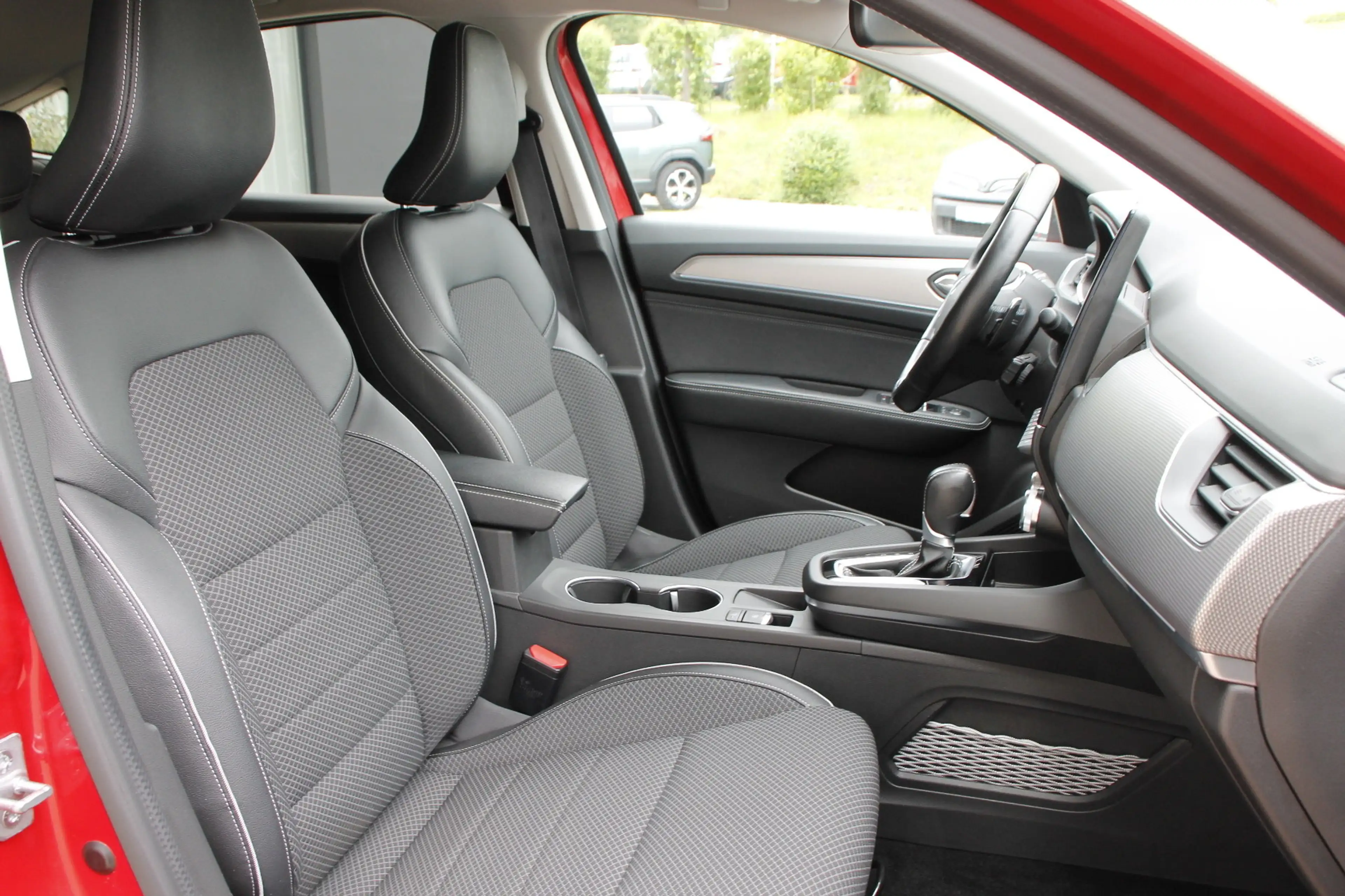 Renault Arkana INTENS TCe 140 EDC — photo 17