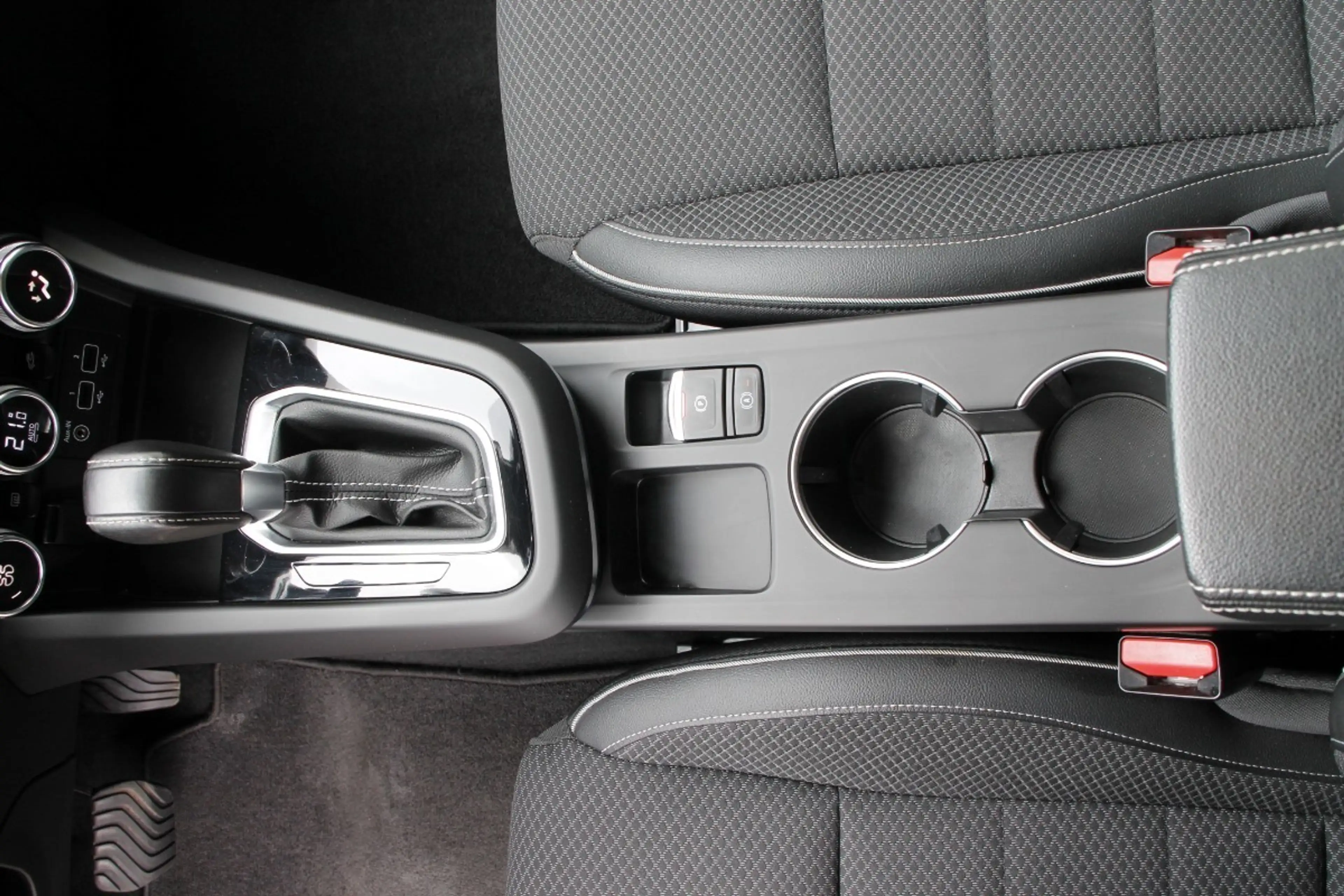 Renault Arkana INTENS TCe 140 EDC — photo 13