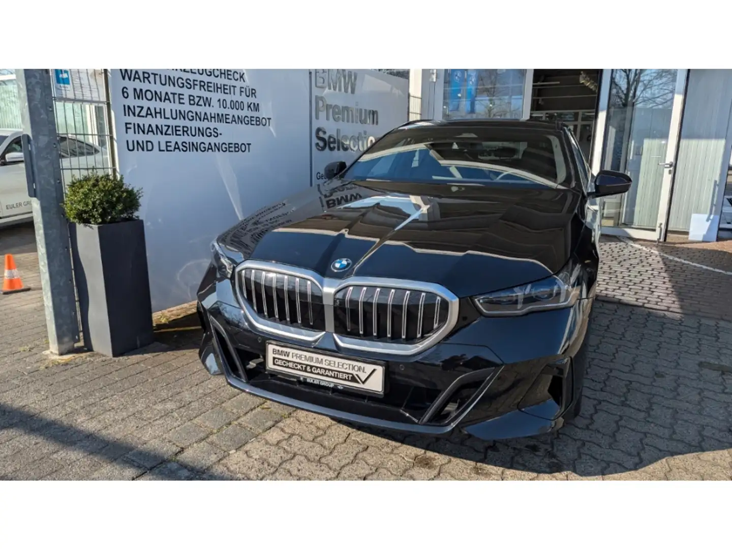 BMW 520 d Touring M Sport AHK StandHzg H/K ParkAssProf DA+ Schwarz - 2