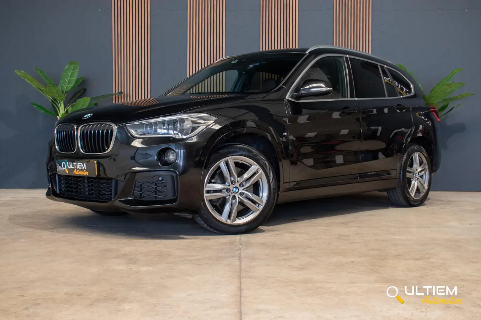 BMW X1 sDrive20d High Executive M-Sport | AUTOMAAT*LED Zwart - 1
