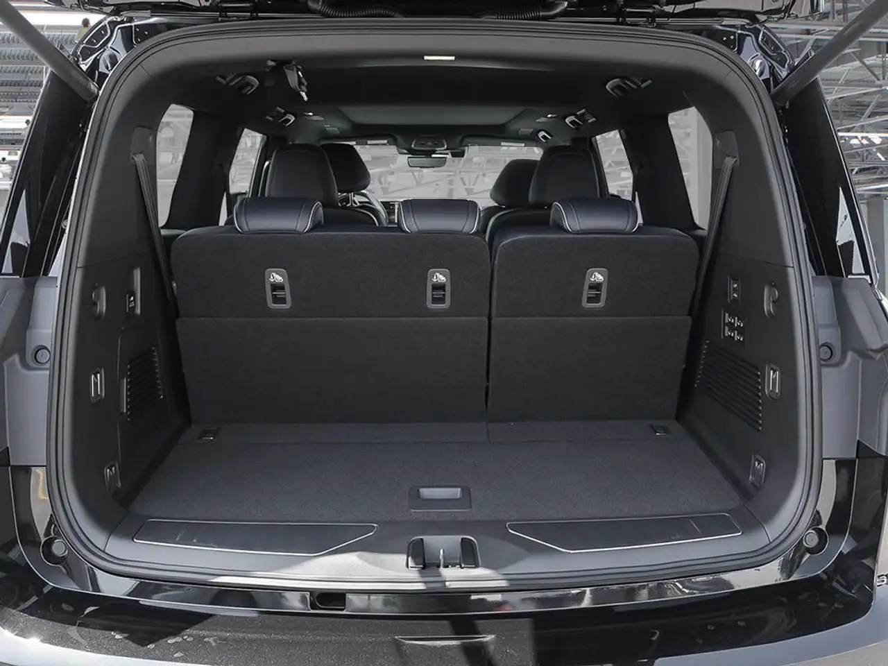 Infiniti QX80 снимка Infiniti QX80