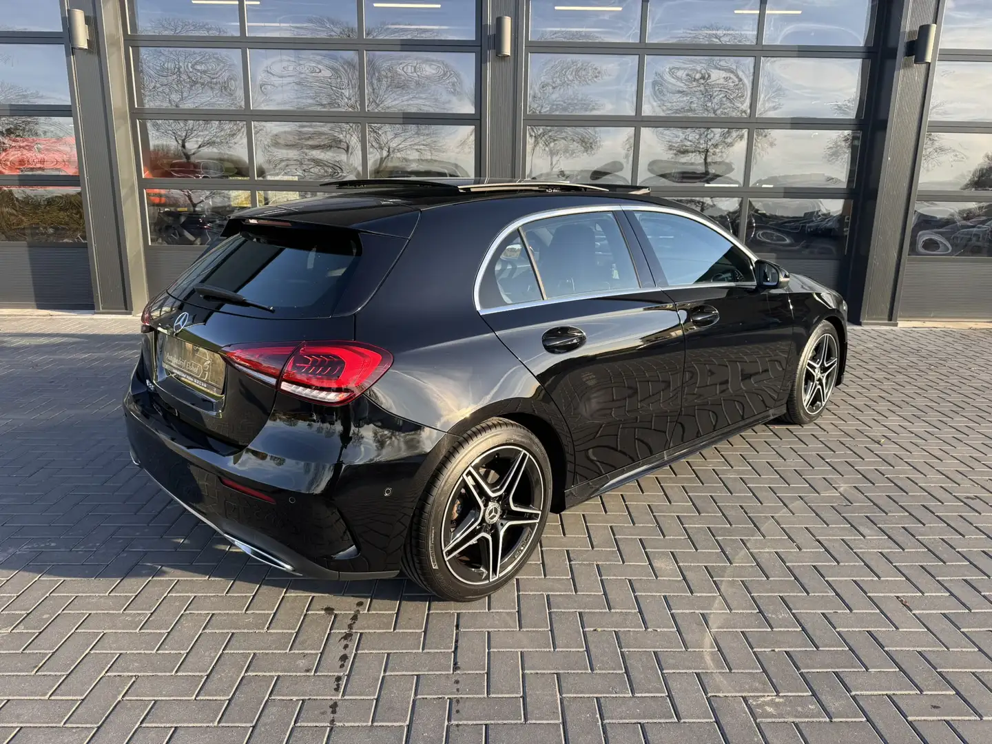 Mercedes-Benz A 180 AMG Dealer onderhouden Zwart - 2