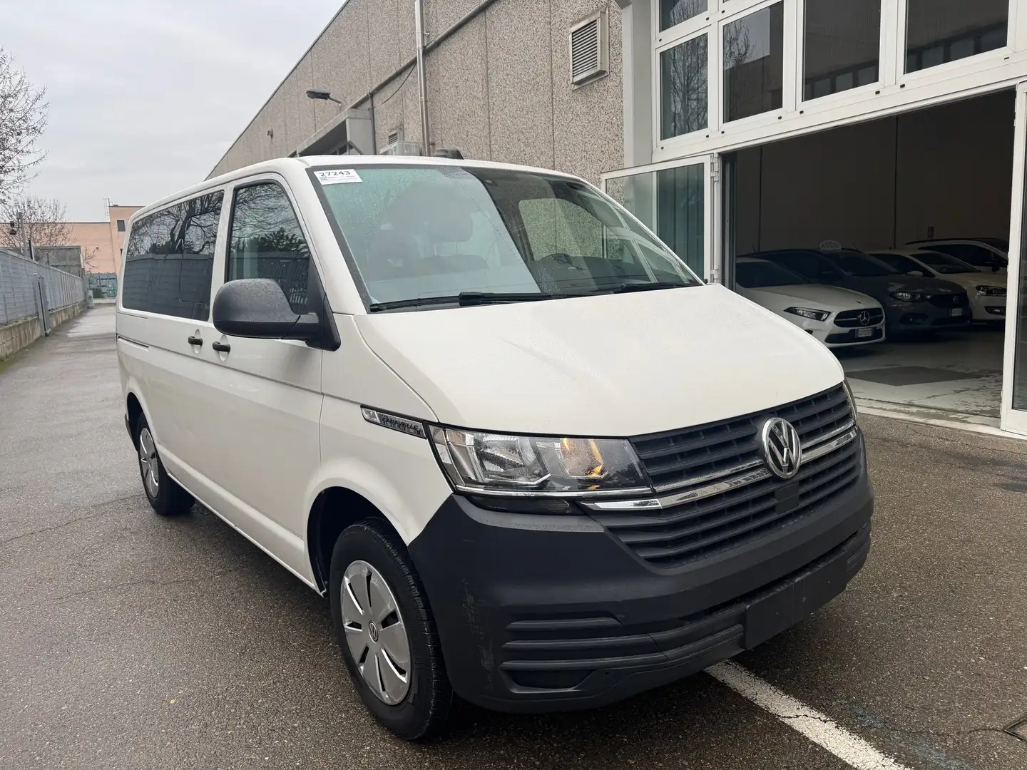 Volkswagen T7 Caravelle 9 POSTI 110CV TRENDLINE IVA INCLUSA Weiß - 2