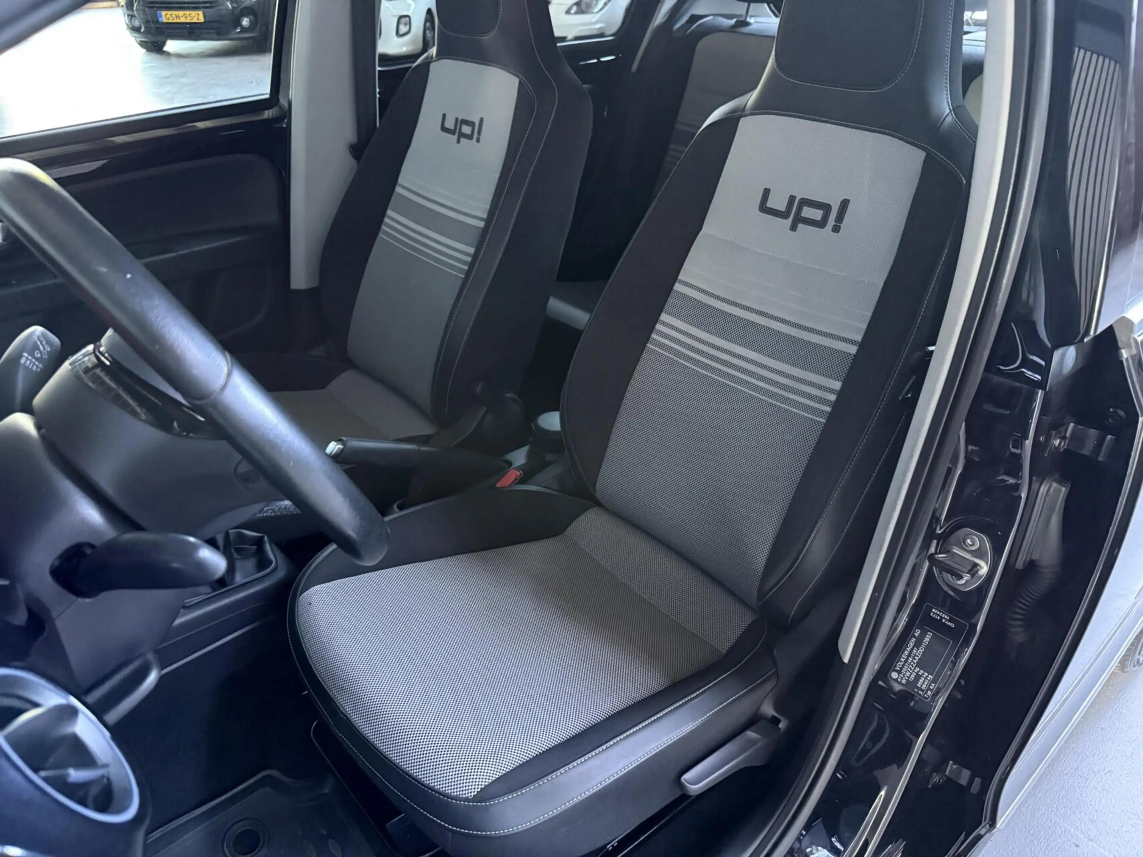 Volkswagen up! 1.0 take up! BlueMotion BLACK EDITON|NL AUTO — photo 4