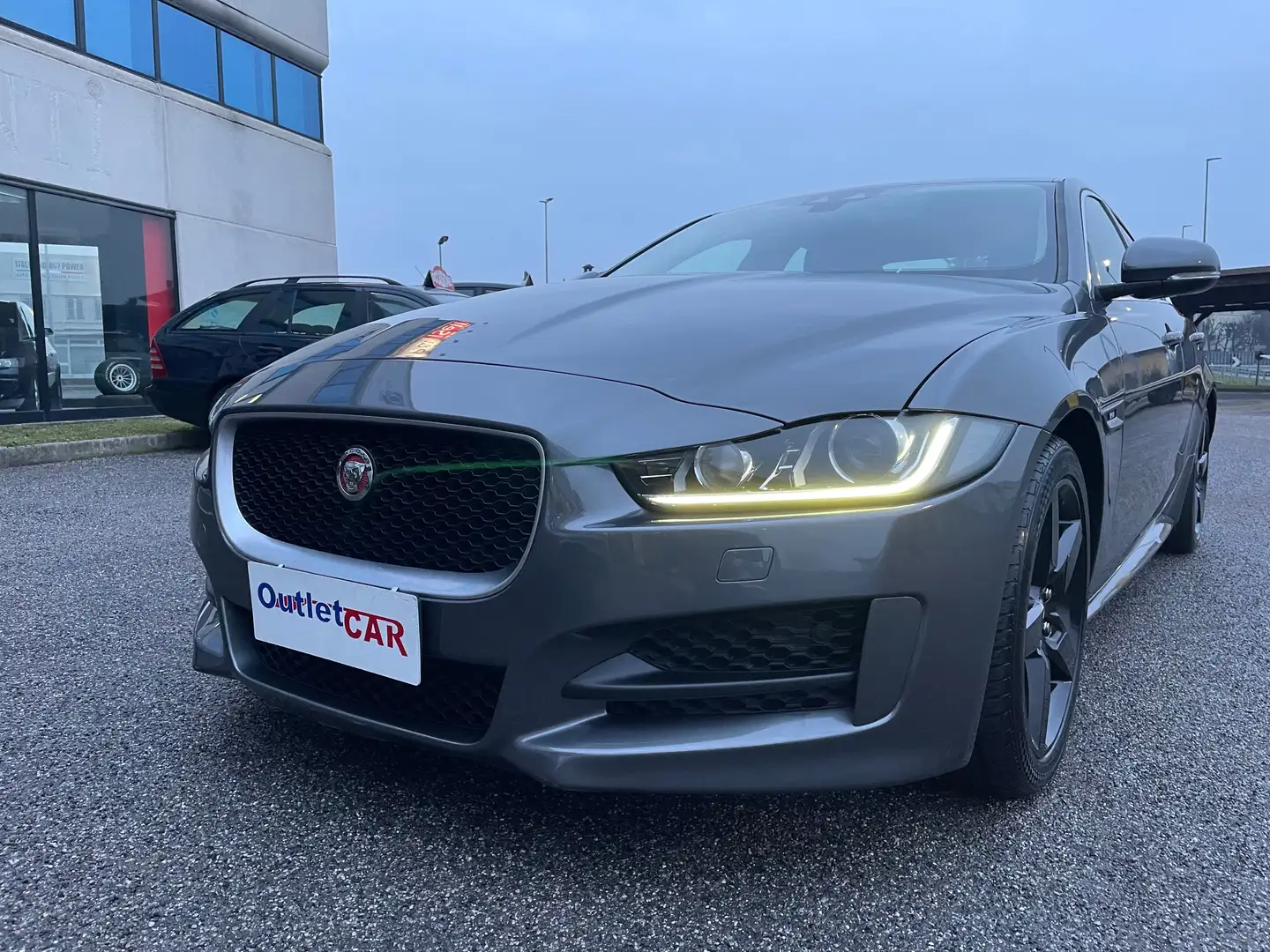 Jaguar XE XE 2.0d R-Sport awd 180cv auto Gris - 2