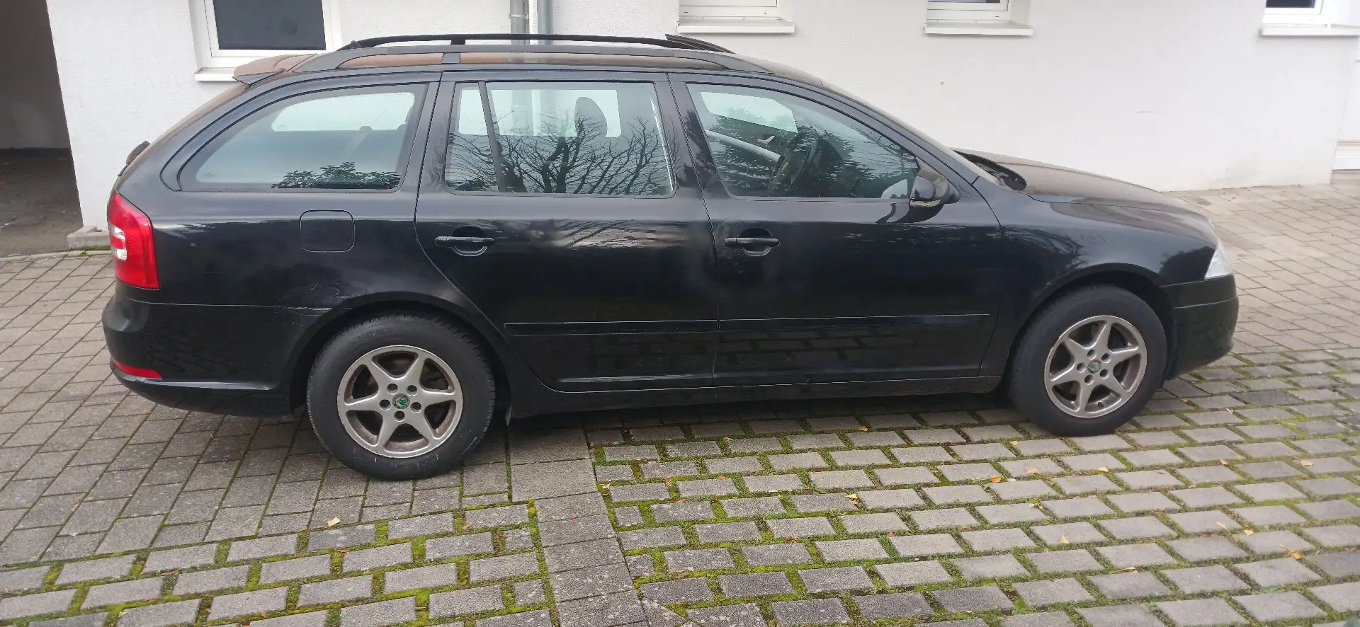 Skoda Octavia Combi 2.0 FSI Scout 4x4 Schwarz - 2