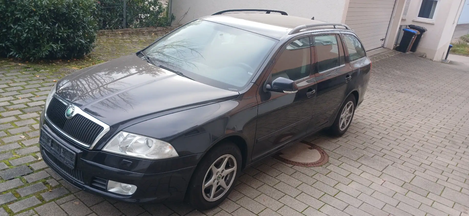 Skoda Octavia Combi 2.0 FSI Scout 4x4 Schwarz - 1