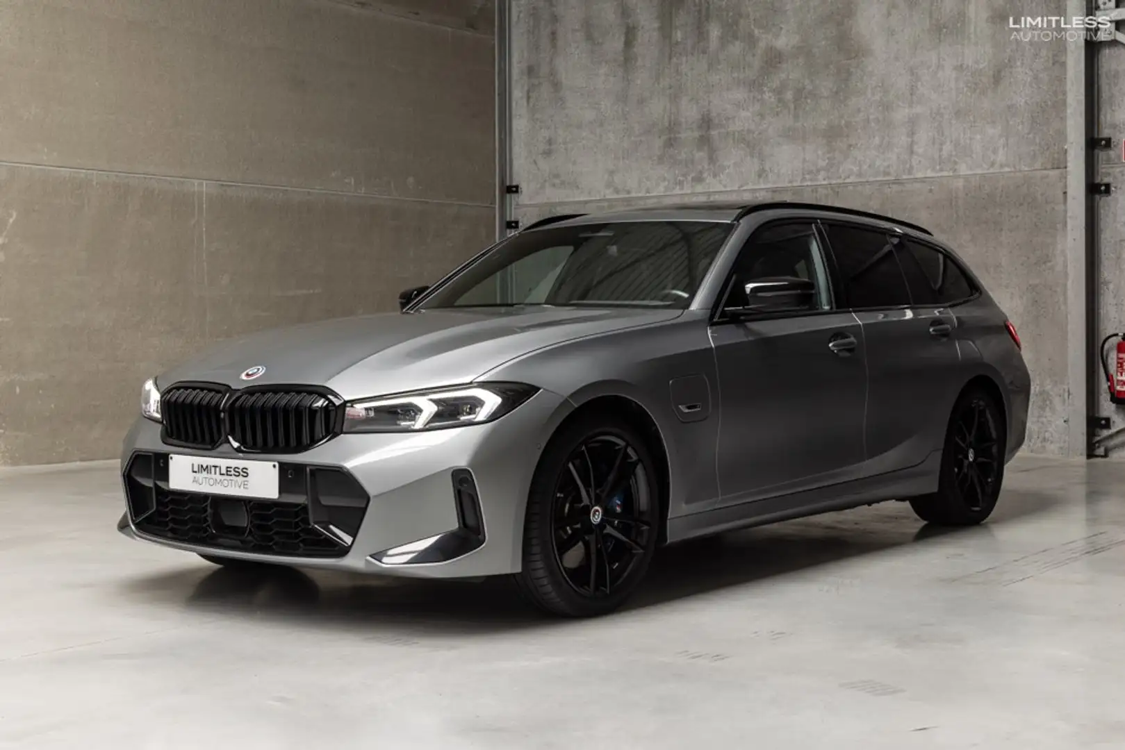 BMW 330 e Touring | M Sport / PANO / LED / HUD / VAT Grijs - 1