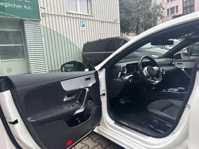 Mercedes-Benz 250 view 7