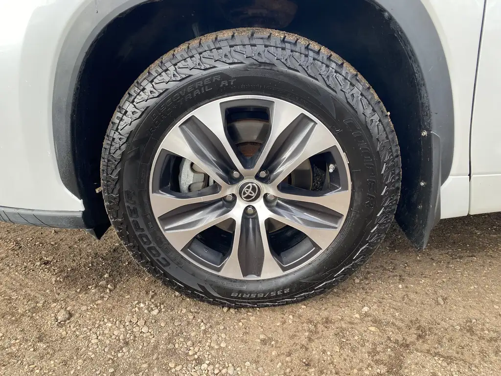2022 Toyota Highlander XLE | Rear Cam | Heated Steering Wheel | SunRoof — photo 3