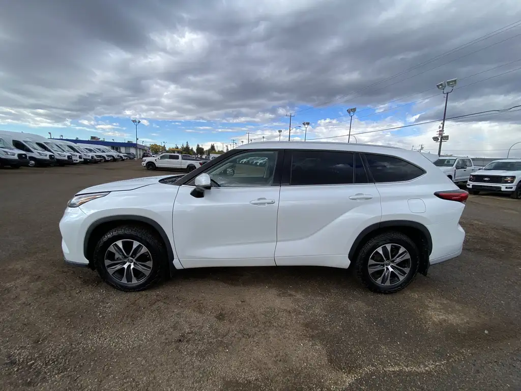 2022 Toyota Highlander XLE | Rear Cam | Heated Steering Wheel | SunRoof — photo 4