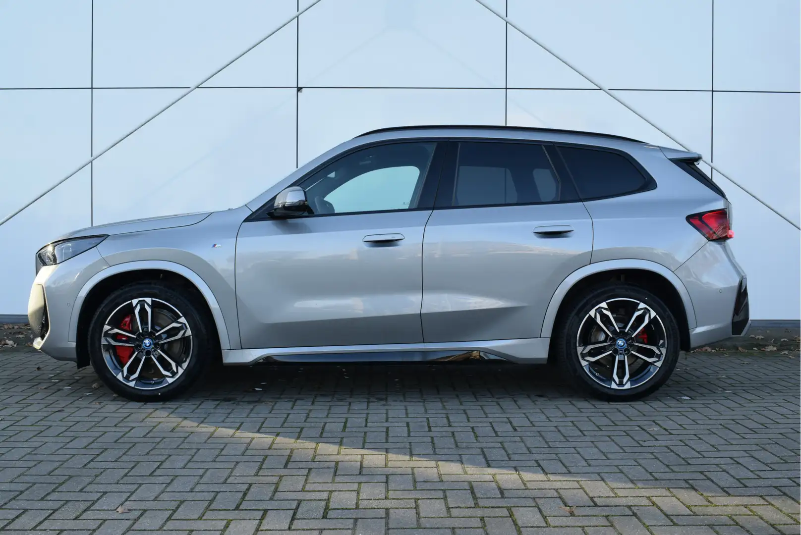 BMW iX1 eDrive20 M Sport / Panoramadak / Trekhaak / M Adap Grijs - 2