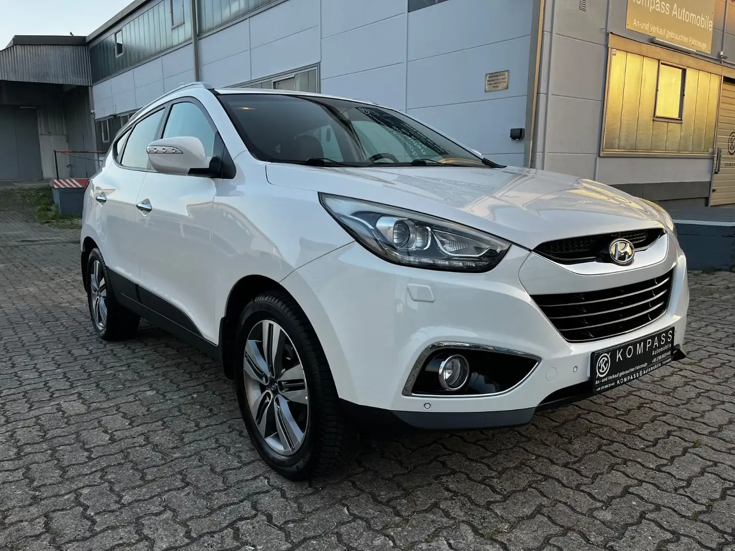 Hyundai iX35 Style AWD/NAVI/KAMERA/AHK/ALU/TÜV Weiß - 1