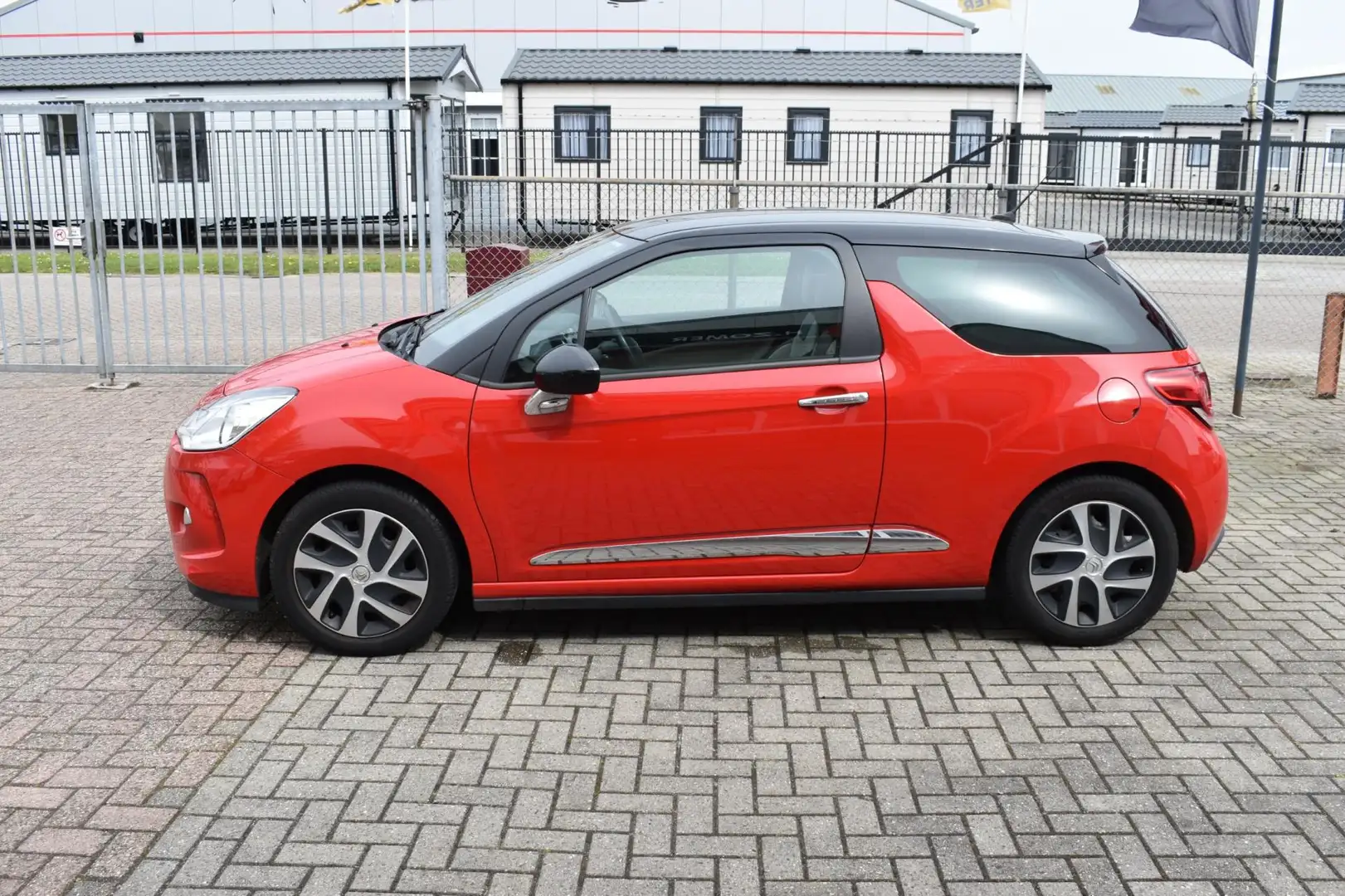 Citroen DS3 1.2 VTi So Chic Rouge - 2
