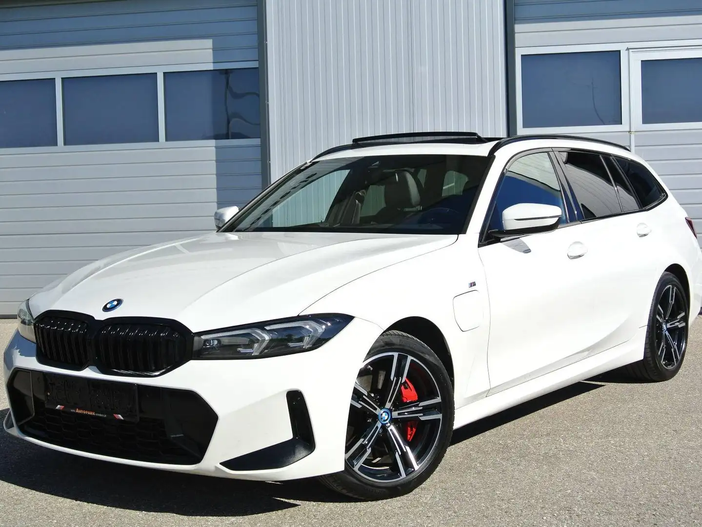 BMW 320 320 e xdrive touring * M Sport ** el. Glasdach * AHK * virtual Cockpit * Weiß - 1